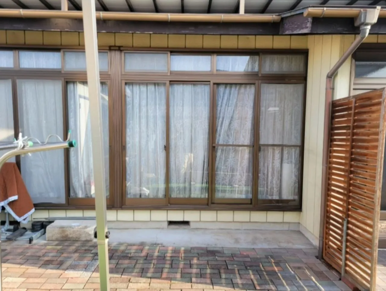 正面から見た施工前の状態。軒の出や建物の折り返しなどで既製品が入らない。