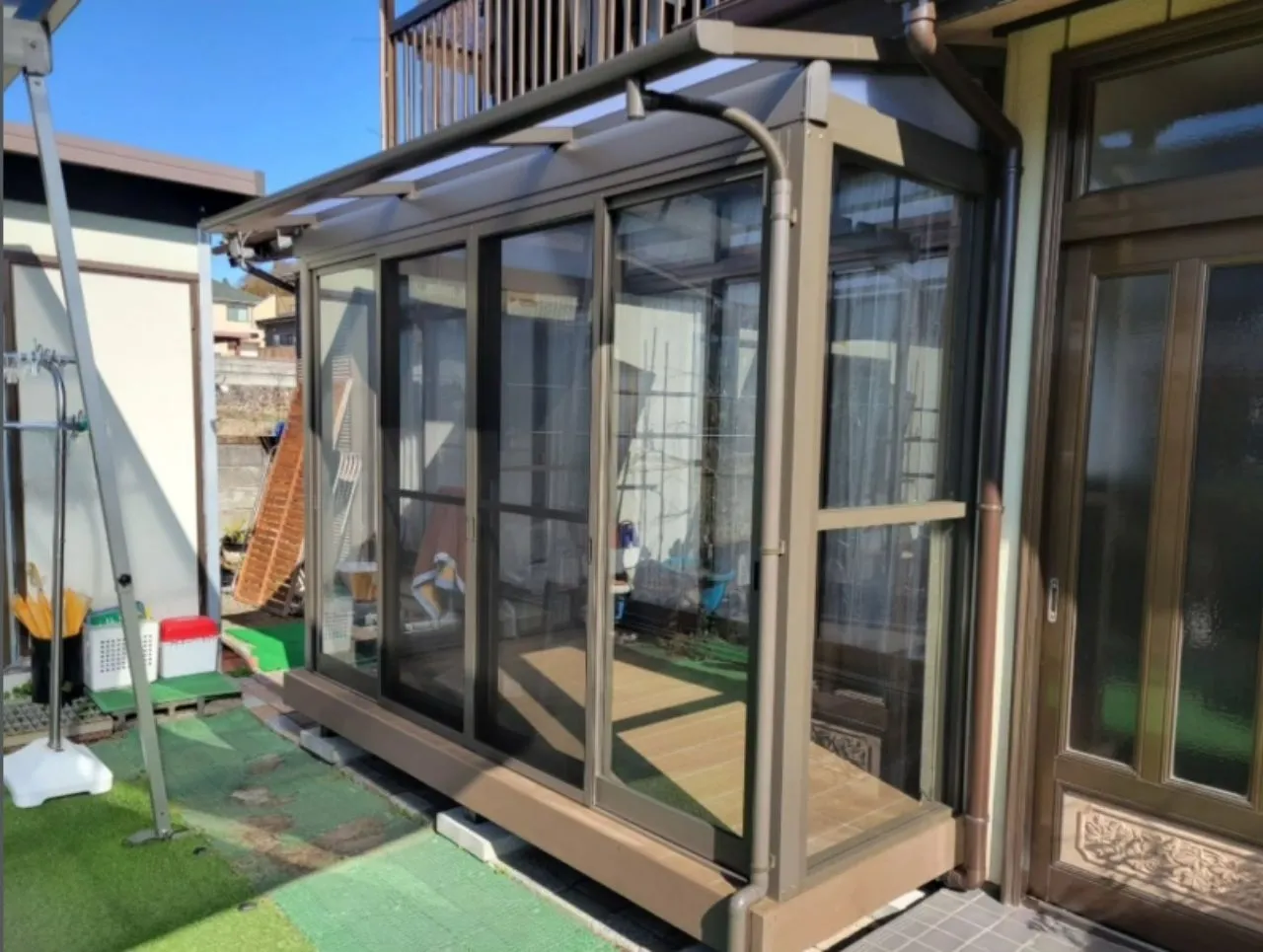 特注サンルームの完成全体像。LIXIL商材を組み合わせた仕上がりが確認できる。