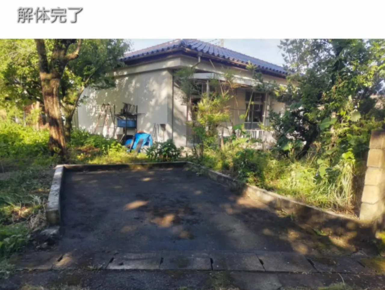 カーポートとブロック塀の囲いを撤去しすっきりとした印象になった駐車スペースの解体完了後の状態。群馬県中之条町のエクステリアリフォーム施工例。