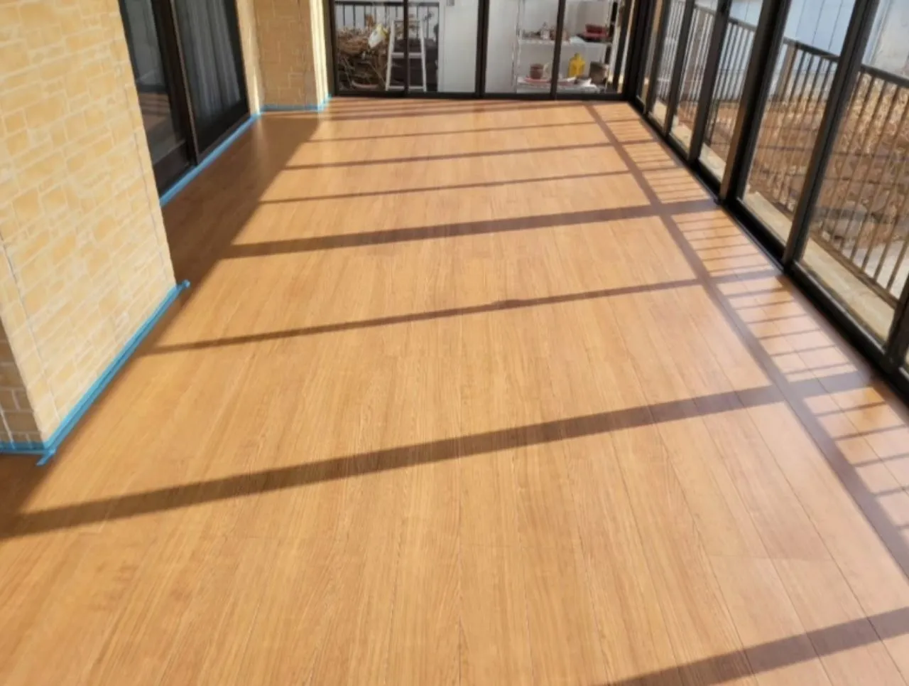 完成したサンルーム内部。リビングと同じフローリングで室内の延長のような空間に仕上げました。