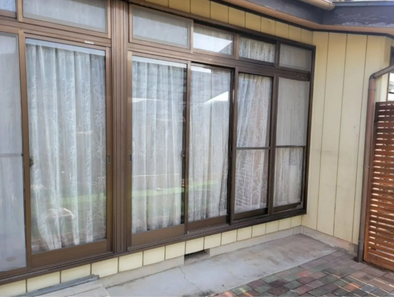 別アングルから見た施工前の状態。軒の出や建物の折り返しなどで既製品が入らない。
