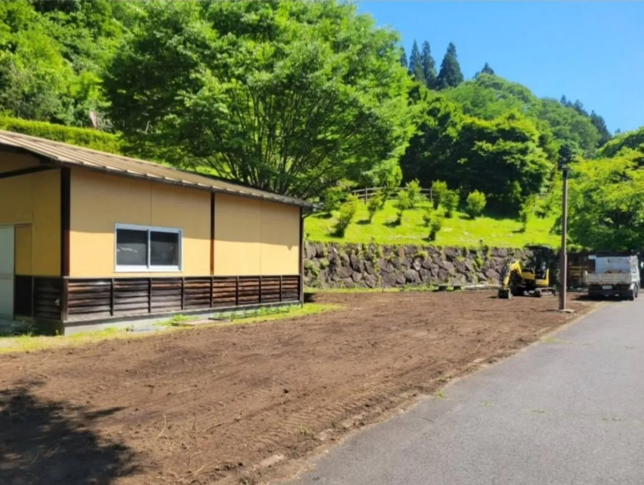鋤取り・整地作業の様子：「中之条町ドッグラン工事、鋤取りと整地作業の様子」①