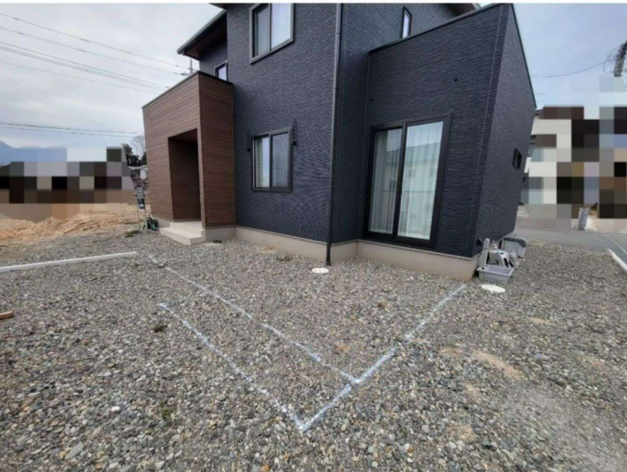 デッキ施工前の砕石の庭の全景。