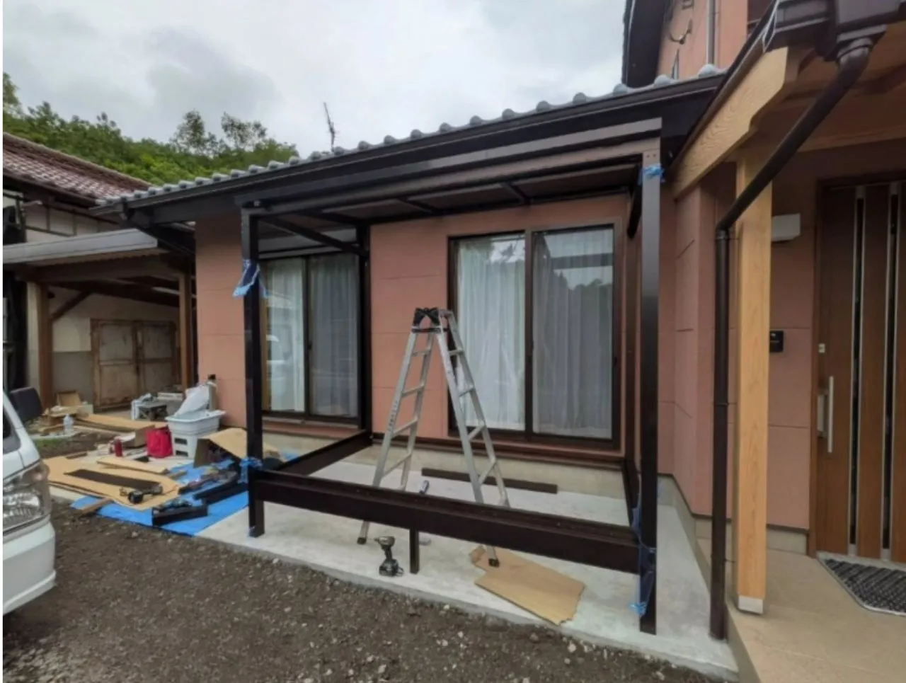 サンルーム設置に向けた骨組み作業の様子