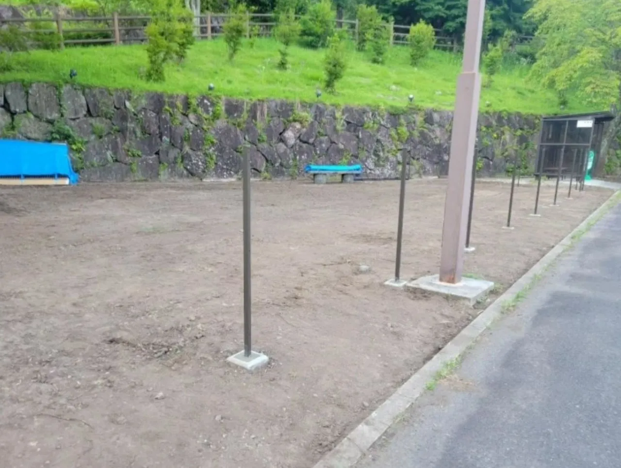 フェンス柱設置の様子：「中之条町ドッグラン工事、フェンス柱の設置作業」