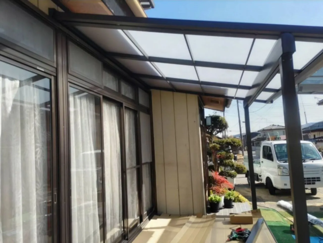 LIXILスピーネF型自在桁の屋根部分を取り付けている施工中の様子。