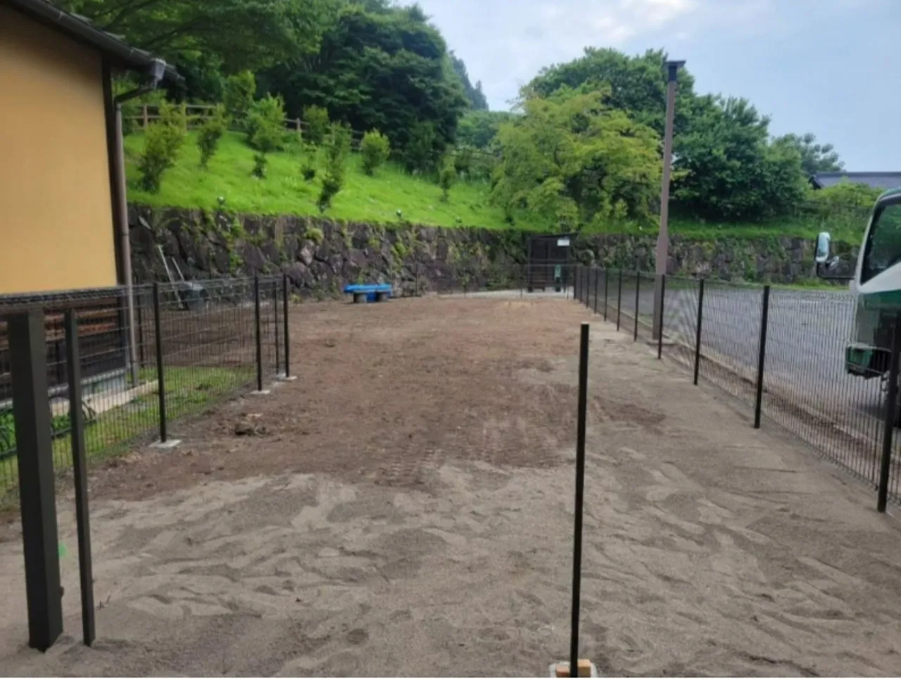 フェンス・門扉取り付けの様子：「中之条町ドッグラン工事、フェンスと門扉の取り付け作業」