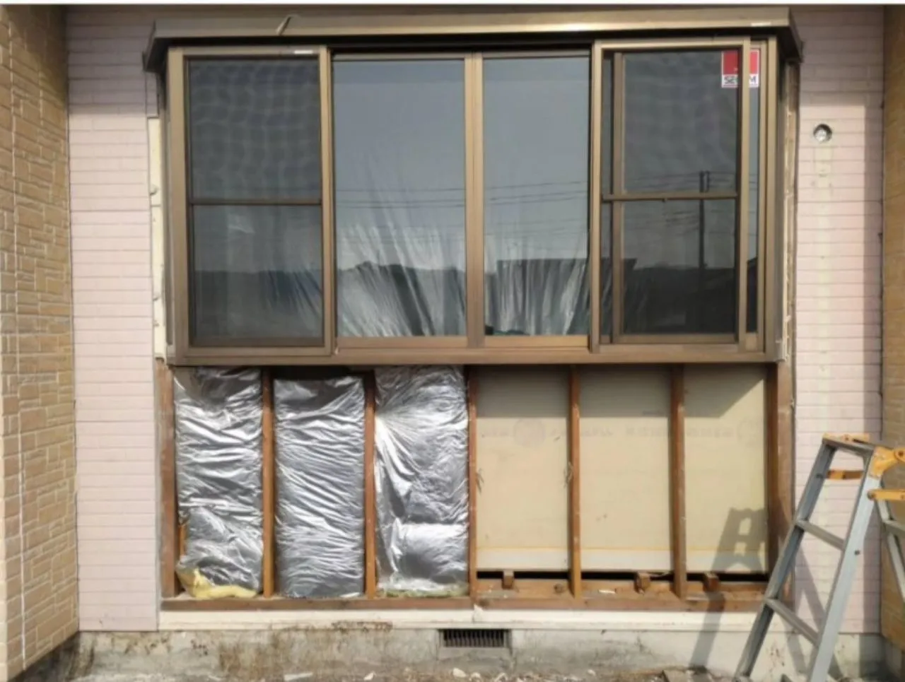 出窓周辺の外壁解体作業