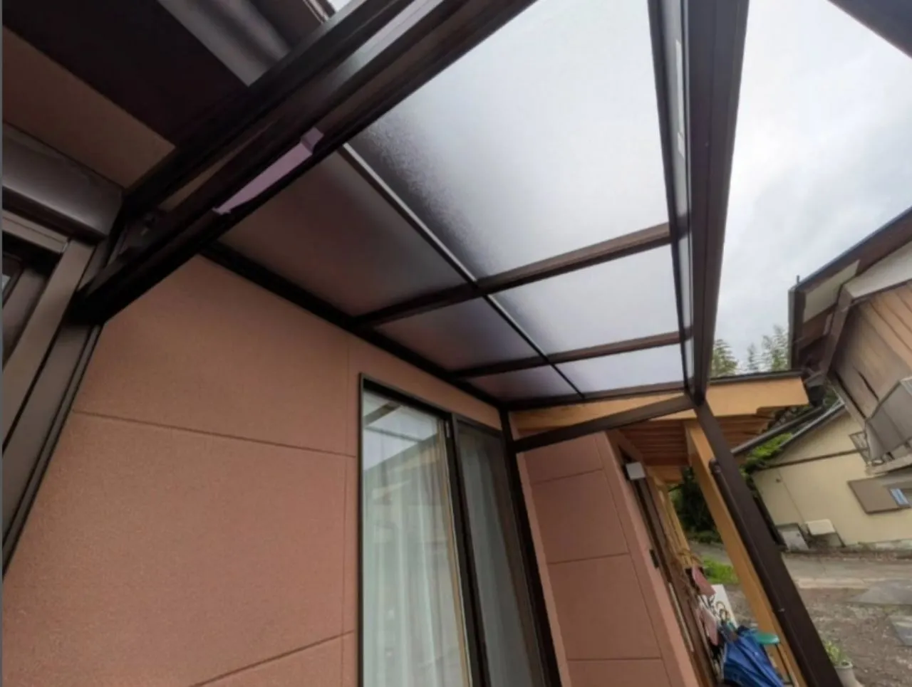 サンルーム屋根にポリカーボネート板を張る施工の様子