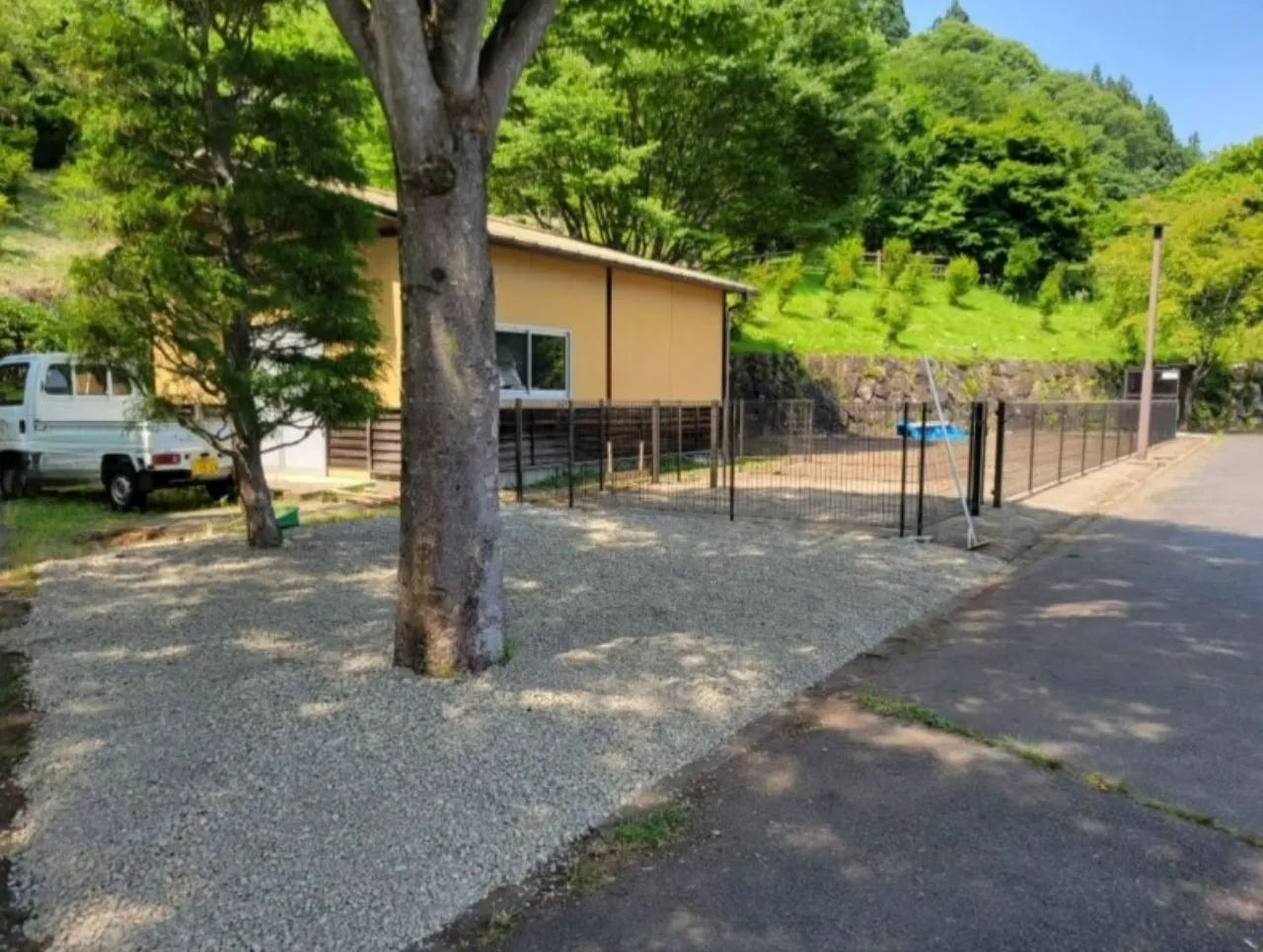 砂利敷き均しの様子：「中之条町ドッグラン工事、防草シートと砂利の敷き均し作業」